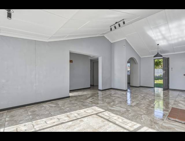 4 BEDROOM PROPERTY TO RENT IN LAKESIDE
